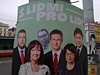 Na Újezd jsou komunisté na plakátu s Brenevem v zádech. 