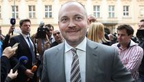 Michal Hašek před volebním štábem ČSSD. | na serveru Lidovky.cz | aktuální zprávy