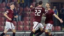 Sparta Praha - Dukla Praha. Záložník Sparty Bořek Dočkal (vpravo) se raduje se spoluhráči z gólu | na serveru Lidovky.cz | aktuální zprávy