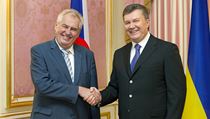 Miloš Zeman si potřásá rukou s ukrajinským prezidentem Viktorem Janukovyčem. V Kyjevě spolu hovořili především o obchodních dohodách a evropské integraci | na serveru Lidovky.cz | aktuální zprávy