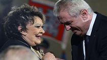 Prezident Miloš Zeman udělil herečce Jiřině Bohdalové Medaili Za zásluhy. | na serveru Lidovky.cz | aktuální zprávy