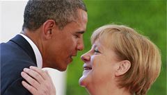 Nmecká kancléka Angela Merkelová v objet s americkým prezidentem Barackem Obamou. Kvli odposlechové afée procházejí americko-nmecké vztahy tkou zkoukou