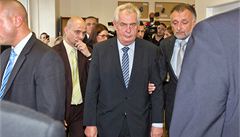 Prezident Milo Zeman pichází do volební místnosti v Z Brdikova na Luinách. 