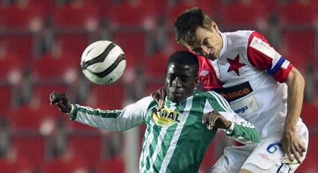 Slavia Praha - Bohemians Praha 1905. Moustapha Ndiaye z Bohemians (vlevo) a Martin Dobrotka ze Slavie