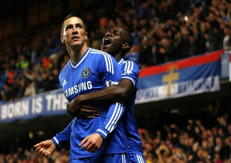 Fotbalisté Chelsea Fernando Torres (vlevo) a Ramires