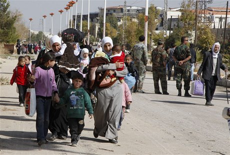 "Civilisty jsme odvedli do bezpeí," tvrdí syrská ministryn sociálních vcí. Podle informací BBC vak v oblasti zstaly tisíce civilist