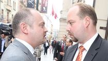 Jeroným Tejc a Michal Hašek před volebním stáběm ČSSD. | na serveru Lidovky.cz | aktuální zprávy