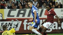 Brankář Sparty Tomáš Vaclík (vlevo), jeho spoluhráč Costa Nhamoinesu (vpravo) a Vladyslav Kalitvintsev ze Slovanu Liberec | na serveru Lidovky.cz | aktuální zprávy