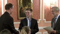 Edward Snowden přebírá cenu Sama Adamse (11. října 2013) | na serveru Lidovky.cz | aktuální zprávy