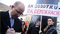Shromáždění na podporu předsedy ČSSD Bohuslava Sobotky na náměstí Svobody v Brně. | na serveru Lidovky.cz | aktuální zprávy