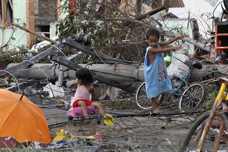 Tajfun Haiyan zabil na Filipínách pes tisíc lidí, tla leí v ulicích.