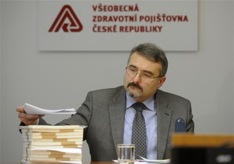 Bývalý editel VZP Pavel Horák s balíkem akcíí, které ukázal na tiskové konferenci k pevzetí akcií projektu IZIP v roce 2011.