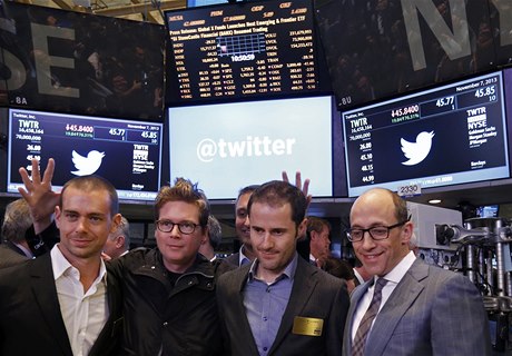 Twitter CEO Dick Costolo (vpravo) slaví úspch s investory.