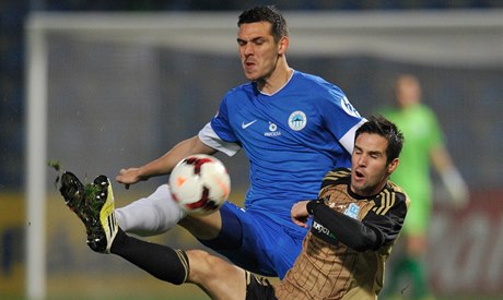 Slovan Liberec - 1. SC Znojmo. Renato Keli z Liberce (vzadu) a Matú Lacko ze Znojma