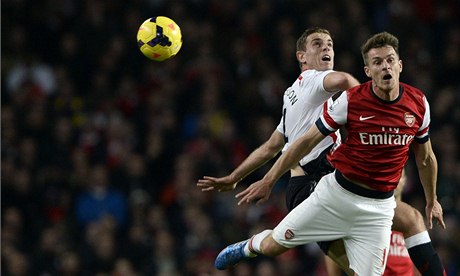 Fotbalista Arsenalu Aaron Ramsey (vpravo) a Jordan Henderson z Liverpoolu