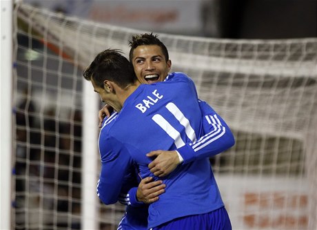Fotbalisté Realu Madrid Cristiano Ronaldo (elem) a Gareth Bale 