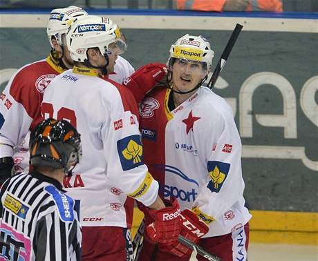 Hokejista Jan Kolá (vpravo) ze Slavie