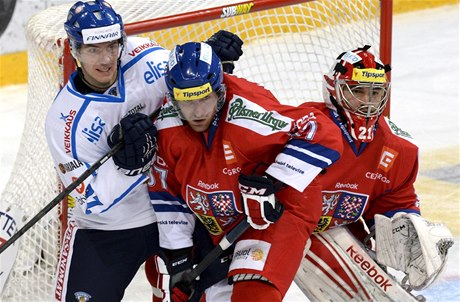 eský hokejista Zdenk Kutlák (uprosted), branká Jakub Ková a Jarkko Immonen z Finska