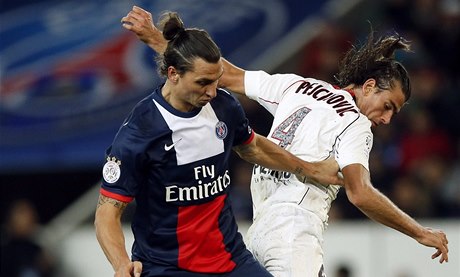 Fotbalista Paris St. Germain Zlatan Ibrahimovi (vlevo) a Nemanja Pejinovi z Nice