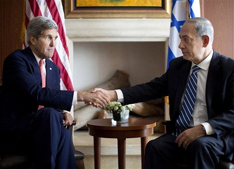 Americký ministr zahranií John Kerry s izraelským premiérem Benjaminem Netanjahuem
