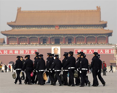 íntí policisté na pekingském námstí Tchien-an-men