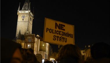 Ne policejnmu sttu, stoj na jednom z transparent protestujch. 