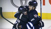 Radost hokejistů Winnipegu Jets Michaela Frolíka (vpravo) a Adam Pardyho | na serveru Lidovky.cz | aktuální zprávy