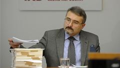 Bývalý editel VZP Pavel Horák s balíkem akcíí, které ukázal na tiskové konferenci k pevzetí akcií projektu IZIP v roce 2011.