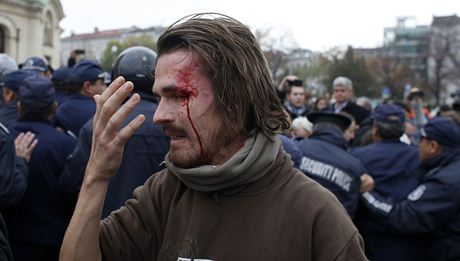 Zranný demonstrant v centru Sofie