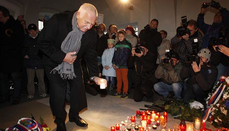 Václav Klaus klade svíci k pamětní desce na Národní třídě k příležitosti výročí 17. listopadu. | na serveru Lidovky.cz | aktuální zprávy