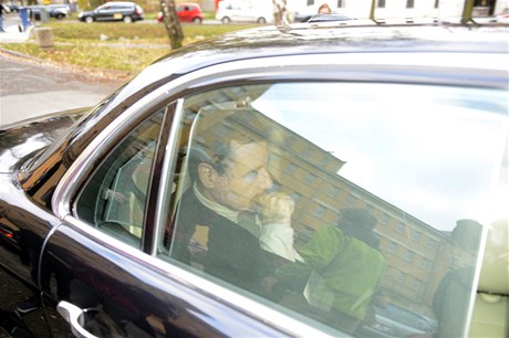 Bývalý stedoeský hejtman a poslanec SSD David Rath obvinný z korupce odjídí 11. listopadu od ruzyské vazební vznice. Praský vrchní soud ho propustil z vazby po 18 msících. 