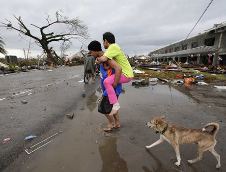 Uplakané dti na stechách. Tajfun na Filipínách zabil 10 tisíc lidí