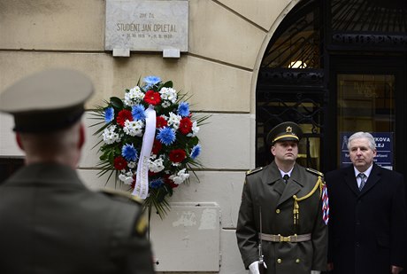 Premiér Jií Rusnok u Hlávkovy koleje pi výroí 17. listopadu.
