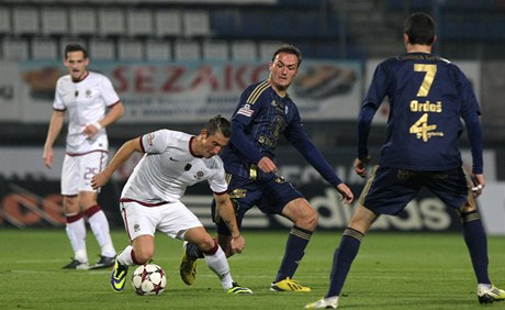 Fotbalisté Olomouce Martin Doleal (uprosted) a Michal Ordo (vpravo)