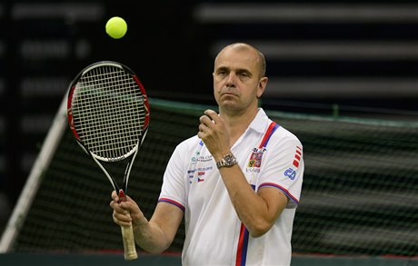 Náhradní daviscupový kapitán kapitán Vladimír afaík v Blehrad na tréninku eských tenisových reprezentant