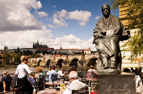 Pro sochu Bedicha Smetany od Josefa Malejovského bylo vybráno nádherné místo, Novotného lávka nad Vltavou. Ani Hradany v pozadí ale nepovedenému monumentu nepomohly a Praané mu zaali íkat sákující Smetana. 