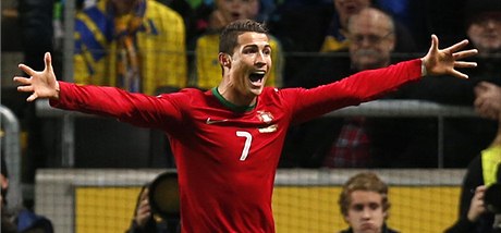 Ronaldo se proti Islananm neprosadil a rozhazoval rukama.