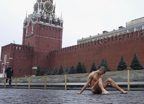 Happening Pjotra Pavlenského na moskevském Ruském námstí.