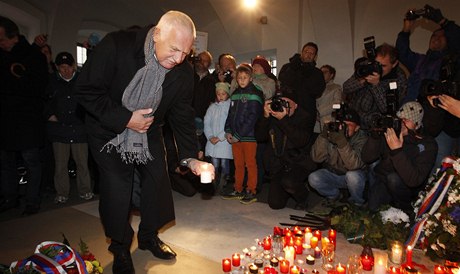 Václav Klaus klade svíci k  pamtní desce na Národní tíd k píleitosti výroí 17. listopadu. 