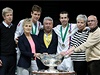 etí tenisté Tomá Berdych a Radek tpánek s rodii a manaerem Miroslav ernoek (uprosted) u trofeje pro vítze Davis Cupu