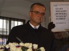 Miroslav Kalousek klade vnec k pamtn desce na 17. listopad 1989.