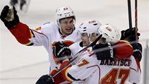 Hudler se spoluhráči slaví gól. Calgary přetrhlo sérii šesti prohraných zápasů v řadě. | na serveru Lidovky.cz | aktuální zprávy