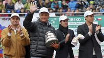 Tenisoví hrdinové se vrátili z finále Davis Cupu. Na snímku (zleva) jsou nehrající náhradní kapitán Vladimír Šafařík, nehrající kapitán Jaroslav Navrátil a tenisté Radek Štěpánek a Tomáš Berdych | na serveru Lidovky.cz | aktuální zprávy