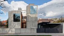 Trochu jako bunkr. Betonová fasáda a vysoko umístěná okna umocňují dojem pevnosti. Uvnitř je však budova naplněna světlem. | na serveru Lidovky.cz | aktuální zprávy