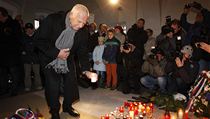 Václav Klaus klade svíci k pamětní desce na Národní třídě k příležitosti výročí 17. listopadu. | na serveru Lidovky.cz | aktuální zprávy