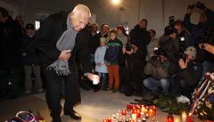 Václav Klaus klade svíci k  pamtní desce na Národní tíd k píleitosti výroí 17. listopadu. 