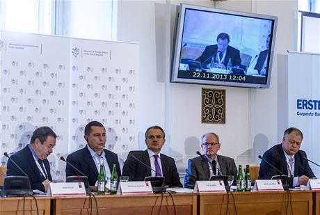 (Zleva) Jefim Fitejn, Bronisaw Wildstein, Veselin Vakov, Andrzej Grajewski a Michal Klíma na konferenci LN Co jsme udlali se svobodou?