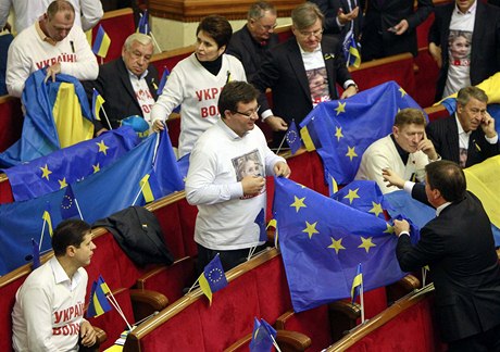 Ukrajinská opozice chystá demonstrace, Krym roztrku s EU slaví
