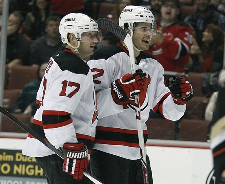 Hrá New Jersey Devils (vpravo) Michael Ryder a Eric Gelinas oslavují gól nad Anaheim Ducks. 