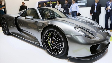 Lidé si prohlíejí zbrusu nové Porsche 918 Spider. 